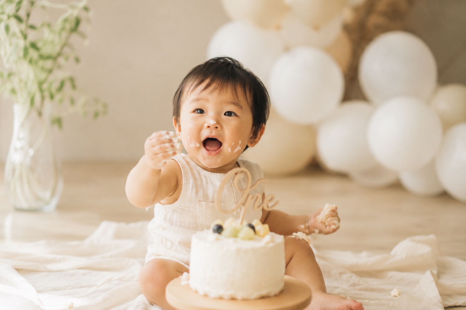 一歳の誕生日の子ども