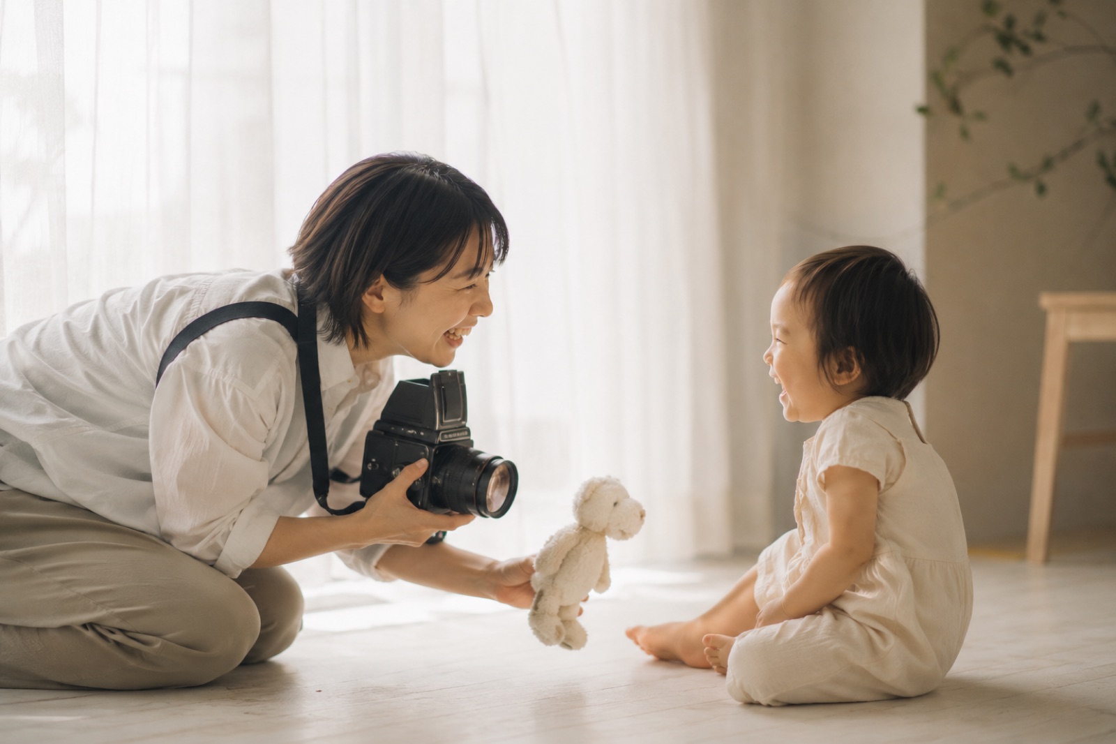 子どもと遊びながら自然な笑顔を引き出すフォトグラファー